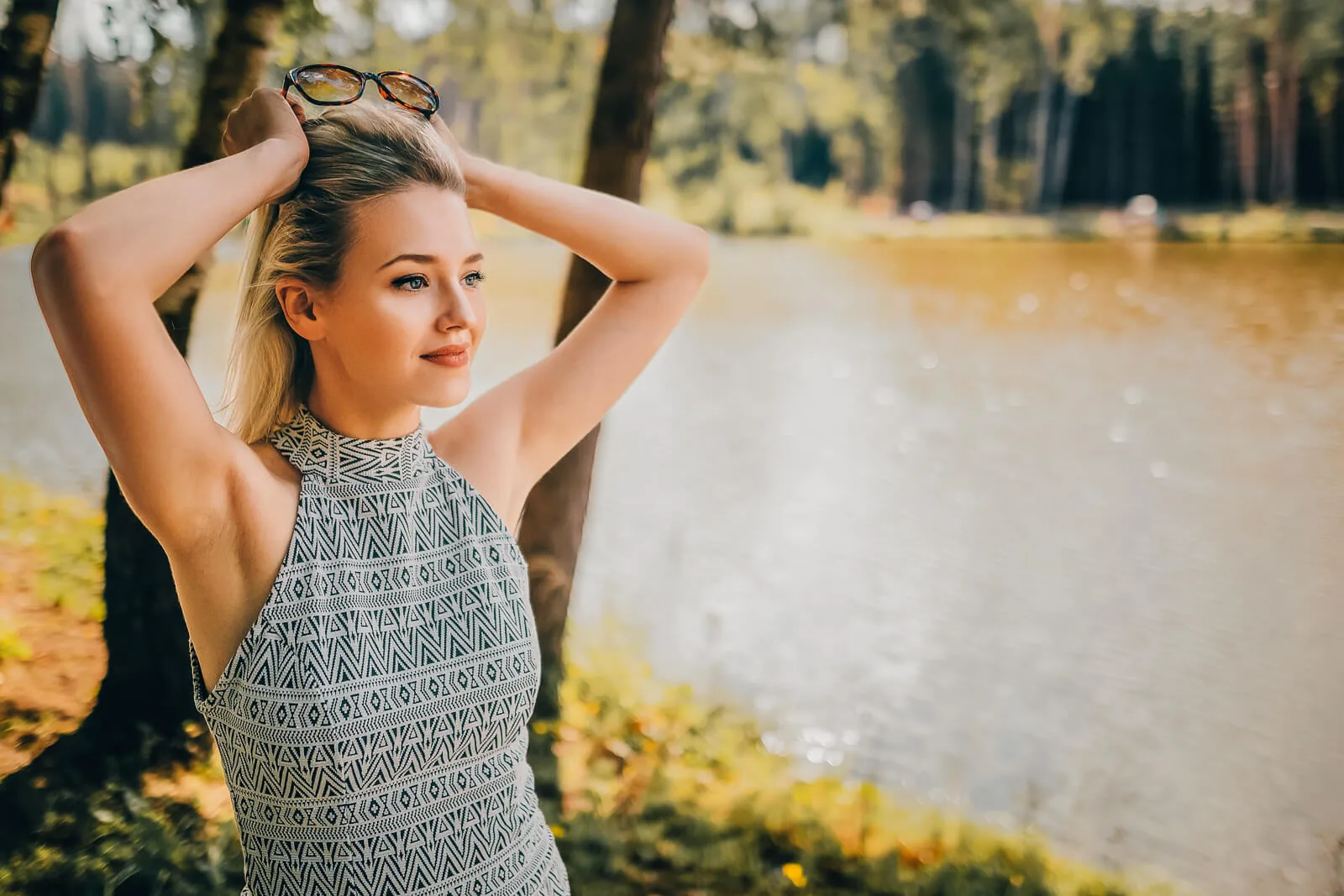 rodinná fotografia na lúke za slnečného dňa