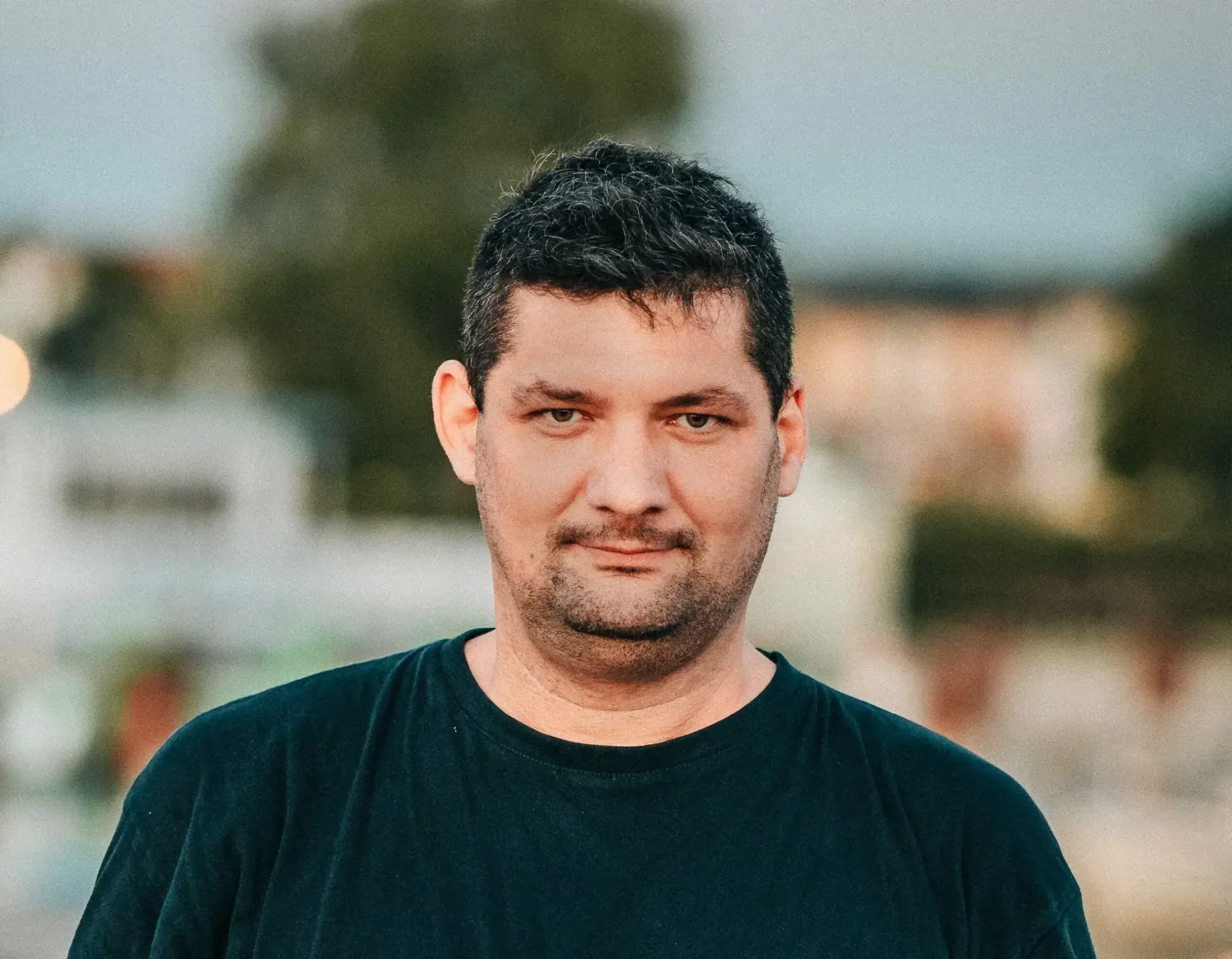 fotografické vybavenie na stole - fotoaparát a objektívy 35 a 85 mm